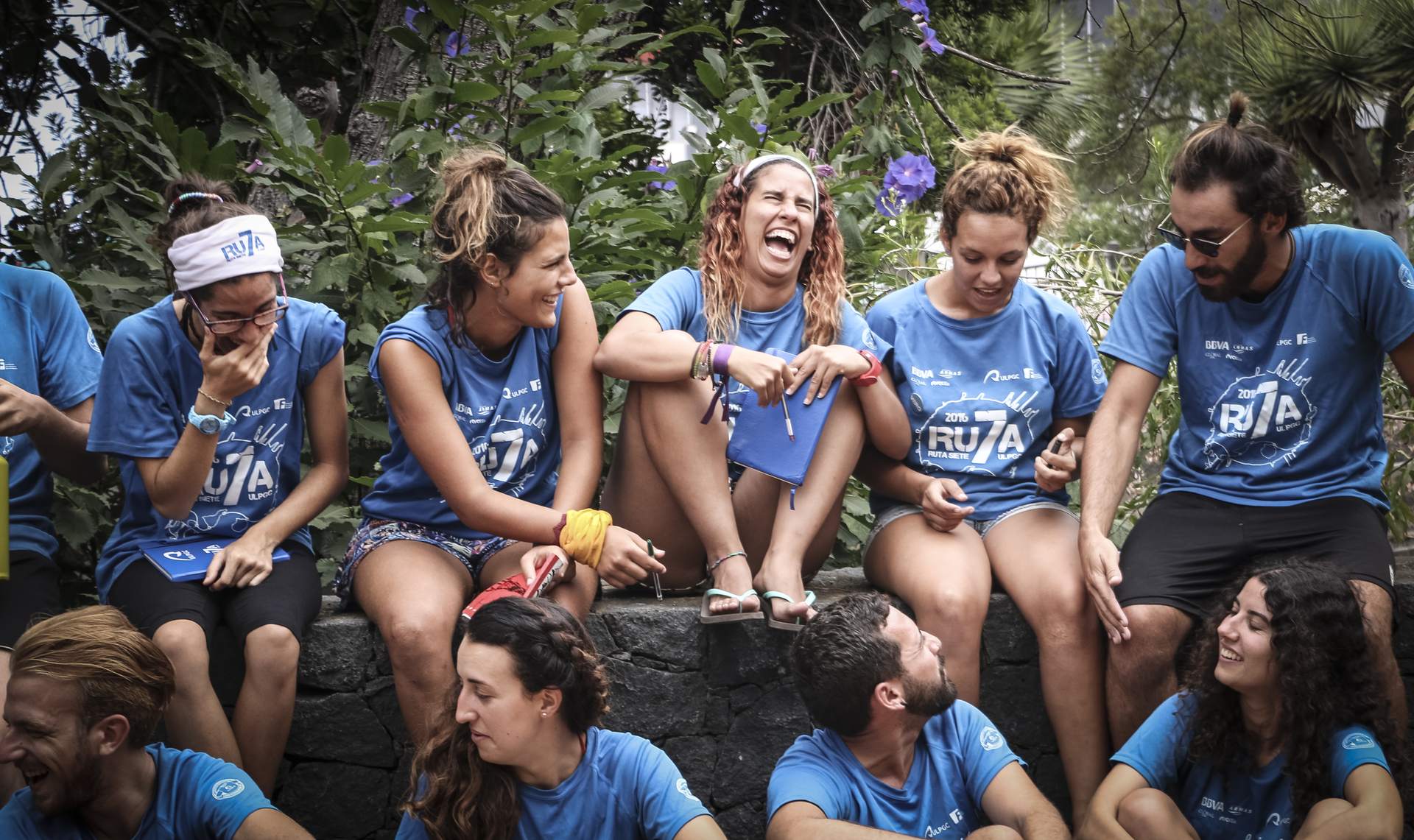 Participantes de Ruta Siete riendo juntos con las camisetas azules del programa