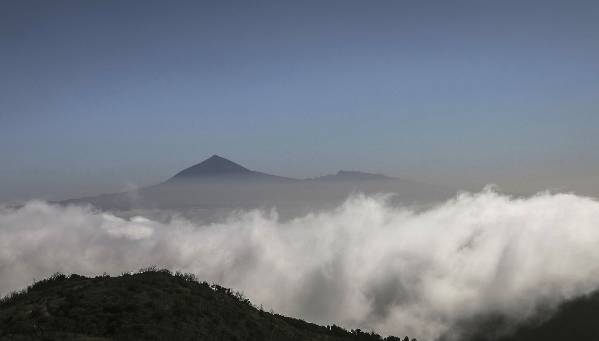 El Teide asomando sobre un mar de nubes visto desde La Gomera
