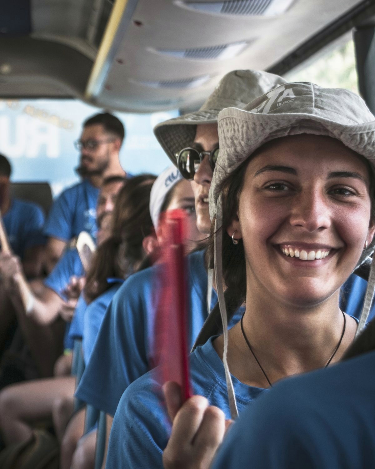 Interior de la guagua de Ruta Siete con una participante sonriendo en primer plano