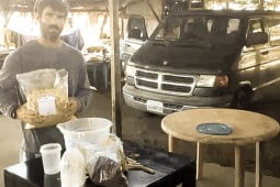 Cocinando junto a la furgoneta durante el viaje por América