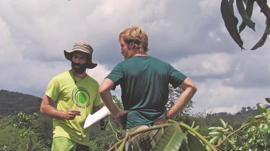 Juan Serantes con su hermano Carlos en el terreno de Calalas, Nicaragua