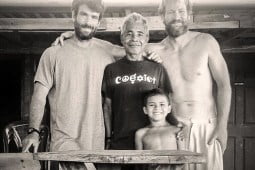Juan con una familia local en El Zonte, El Salvador