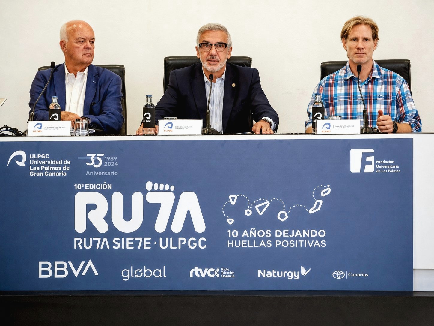 Juan Serantes junto al rector de la ULPGC en la mesa de la rueda de prensa de la décima edición de Ruta Siete