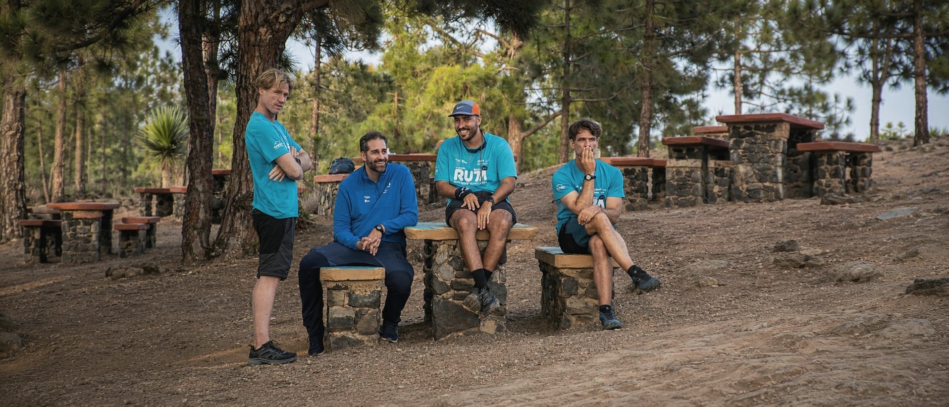 Equipo de Ruta Siete en un pinar de Gran Canaria