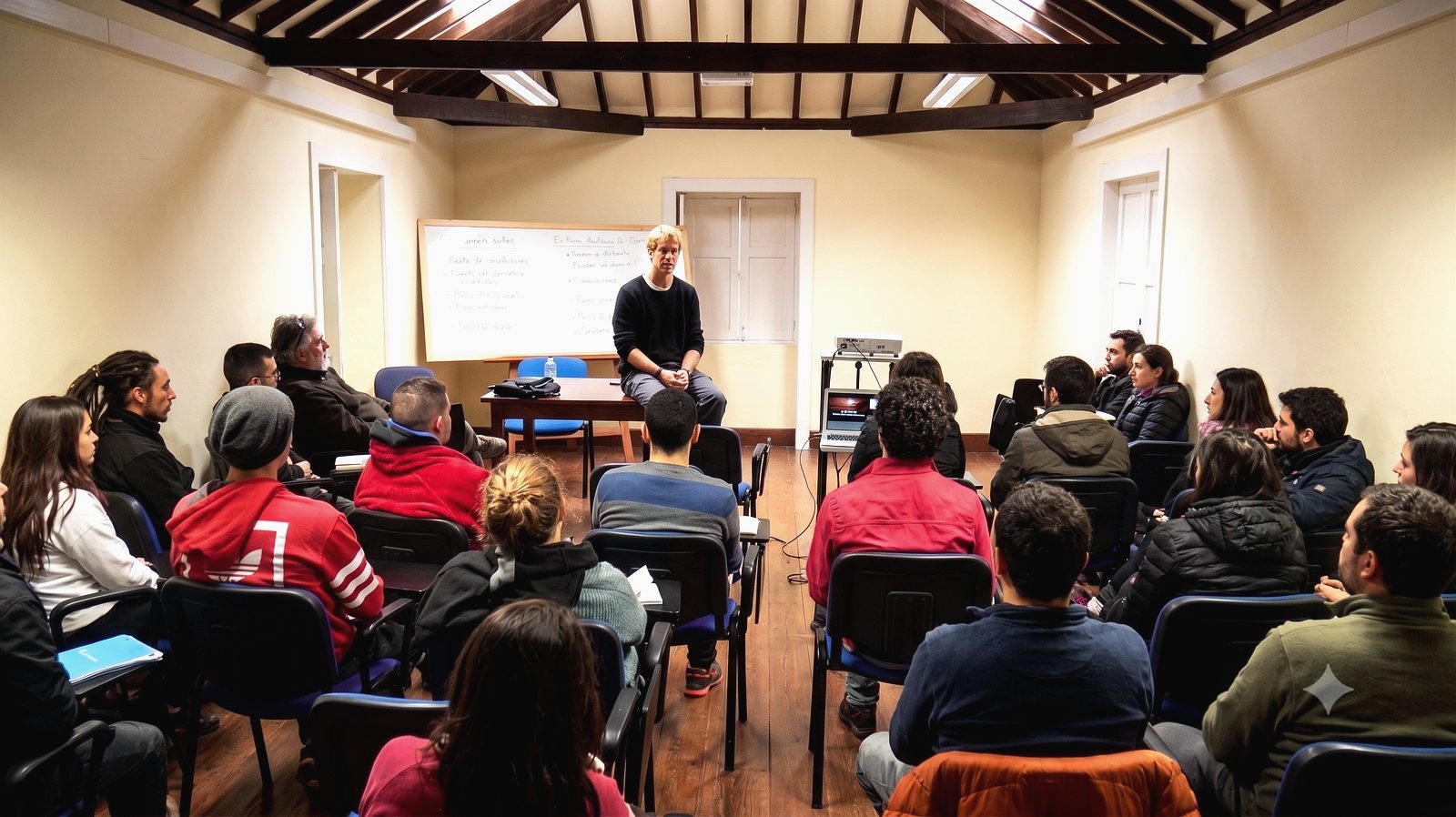 Juan Serantes dando una clase a un grupo de estudiantes en un aula