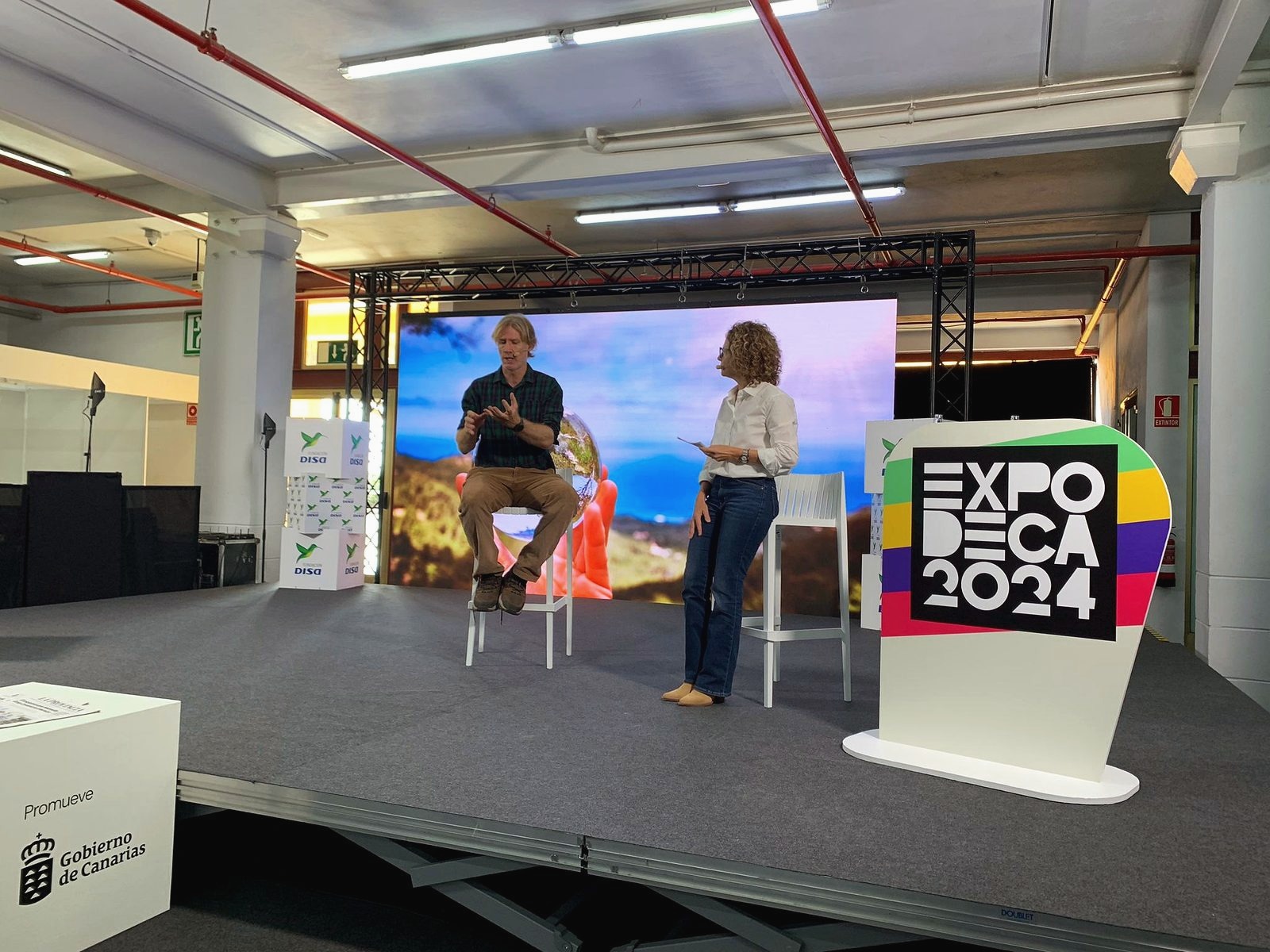 Juan Serantes conversando en el escenario de ExpoDeca 2024