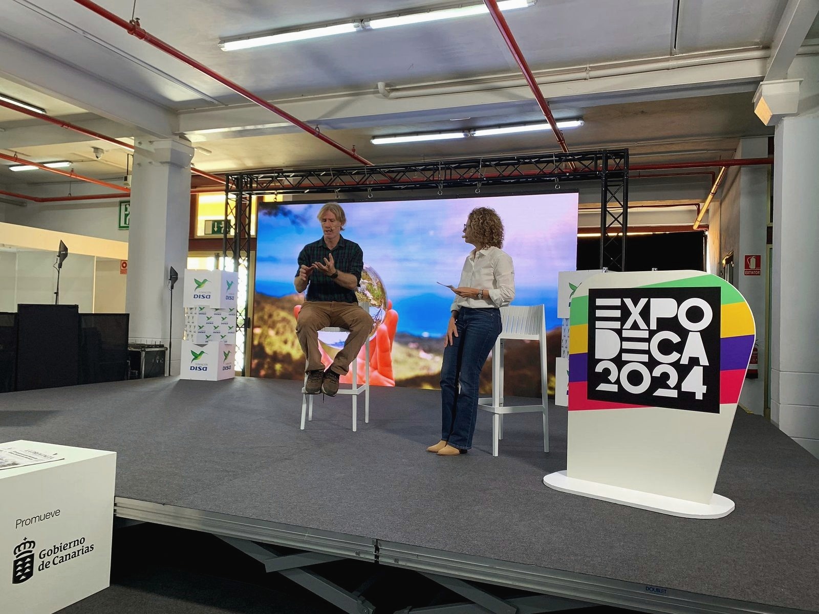 Juan Serantes conversando en el escenario de ExpoDeca 2024