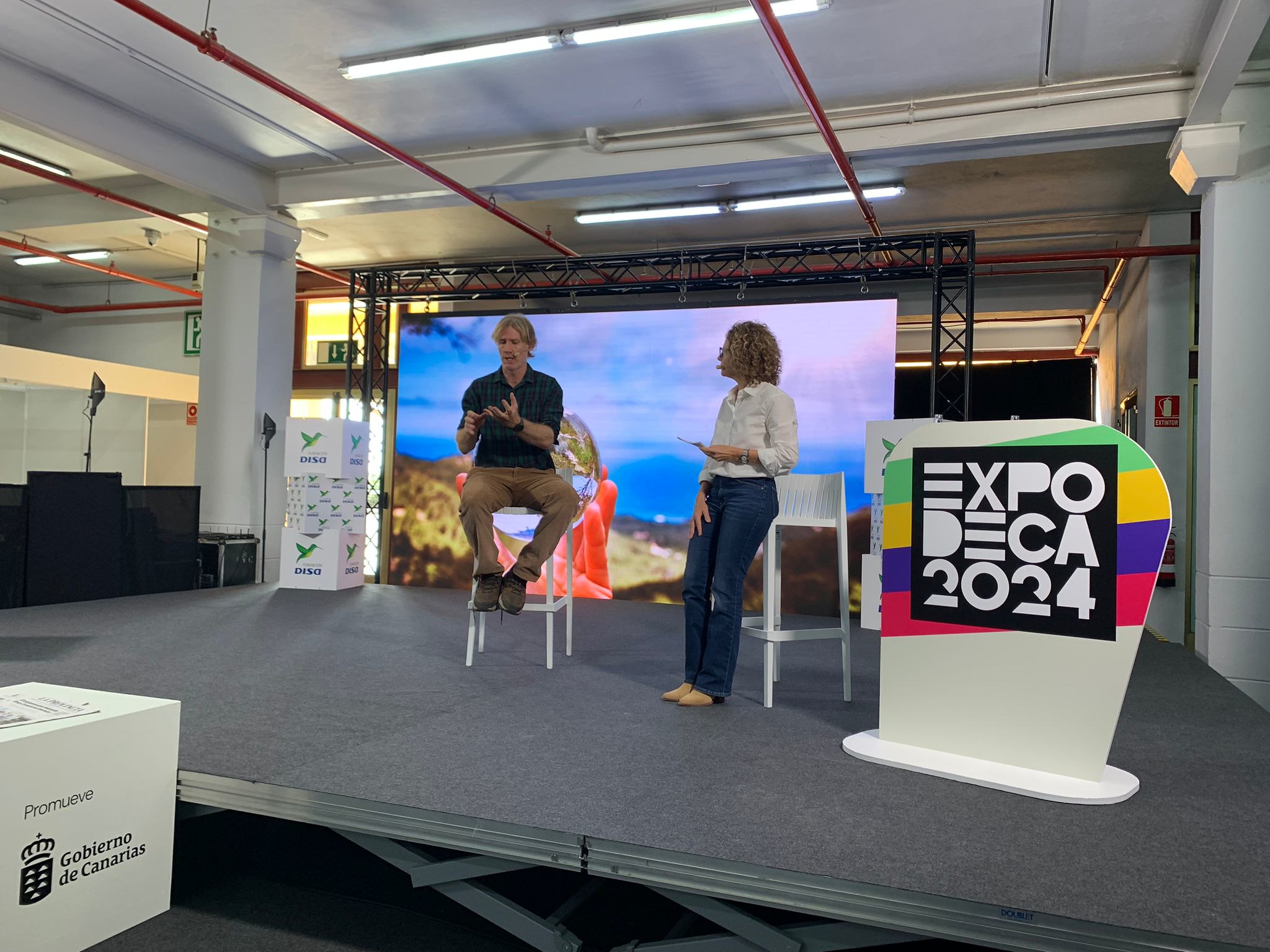 Juan Serantes conversando en el escenario de ExpoDeca 2024