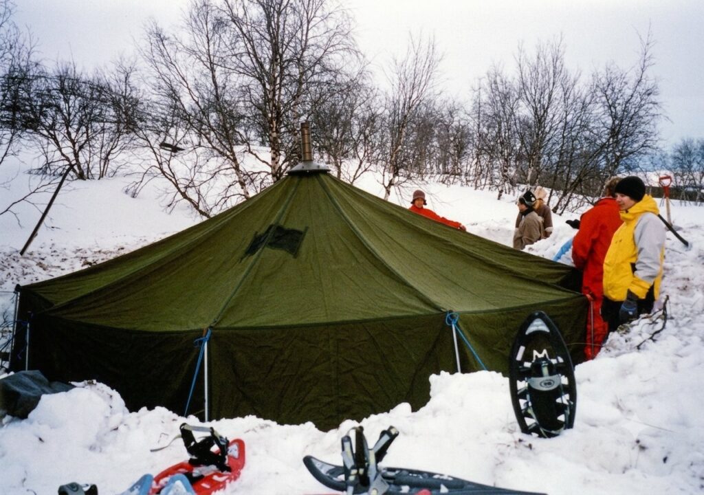 Tienda de campaña de una expedición en la nieve, Finlandia