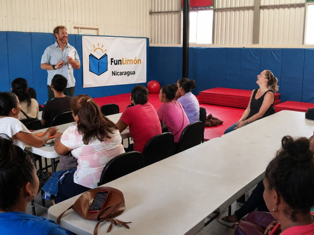 Sesión comunitaria en el centro FunLimón, Nicaragua