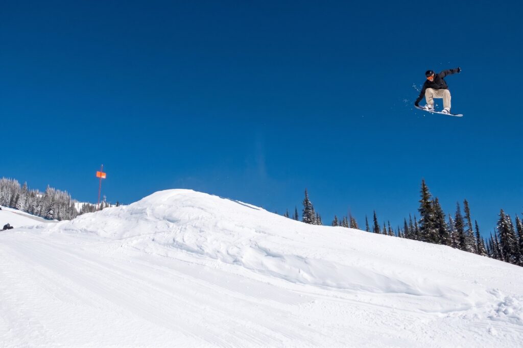 Salto de snowboard en una estación de esquí de Canadá