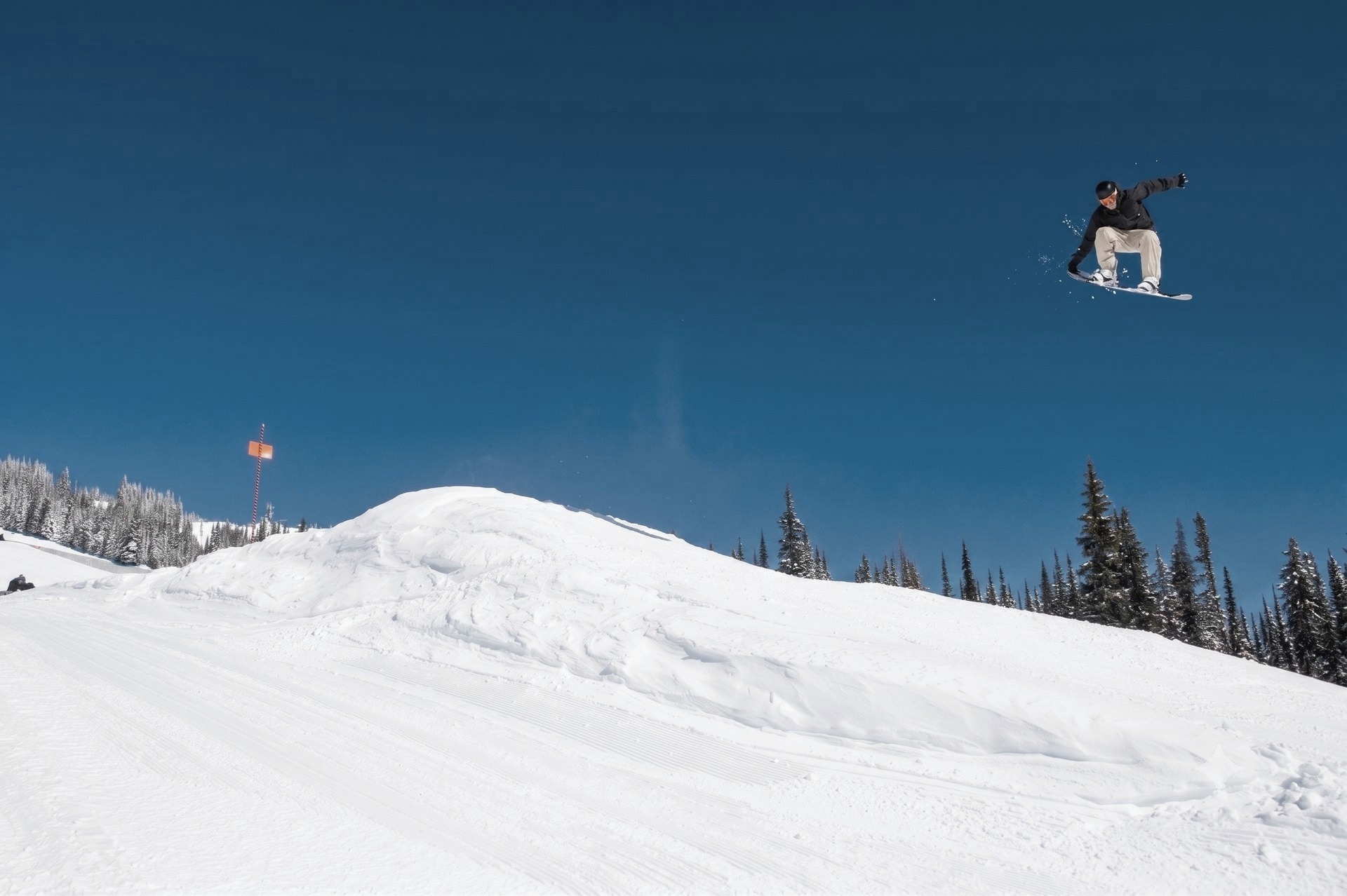 Juan Serantes saltando con snowboard en una estación de esquí en Canadá