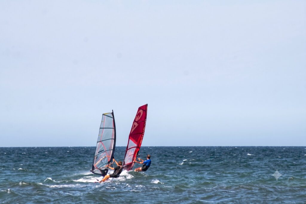 Emma y Fernando, los padres de Juan, haciendo windsurf