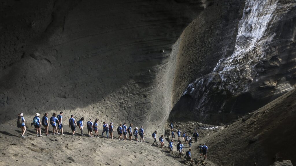 Participantes de Ruta Siete ULPGC en una cueva de La Palma