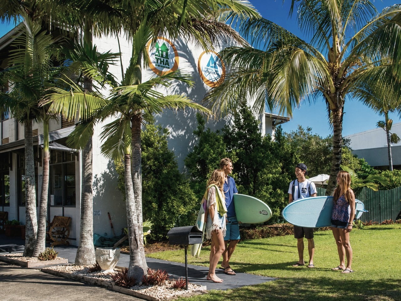 El albergue de viajeros Coolangatta YHA, en Australia, con huéspedes saliendo a surfear