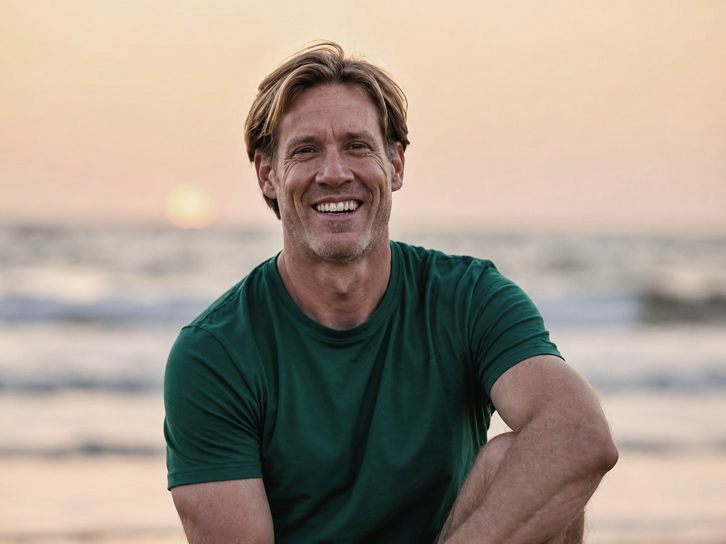 Retrato de Juan Serantes sonriendo en la playa al atardecer