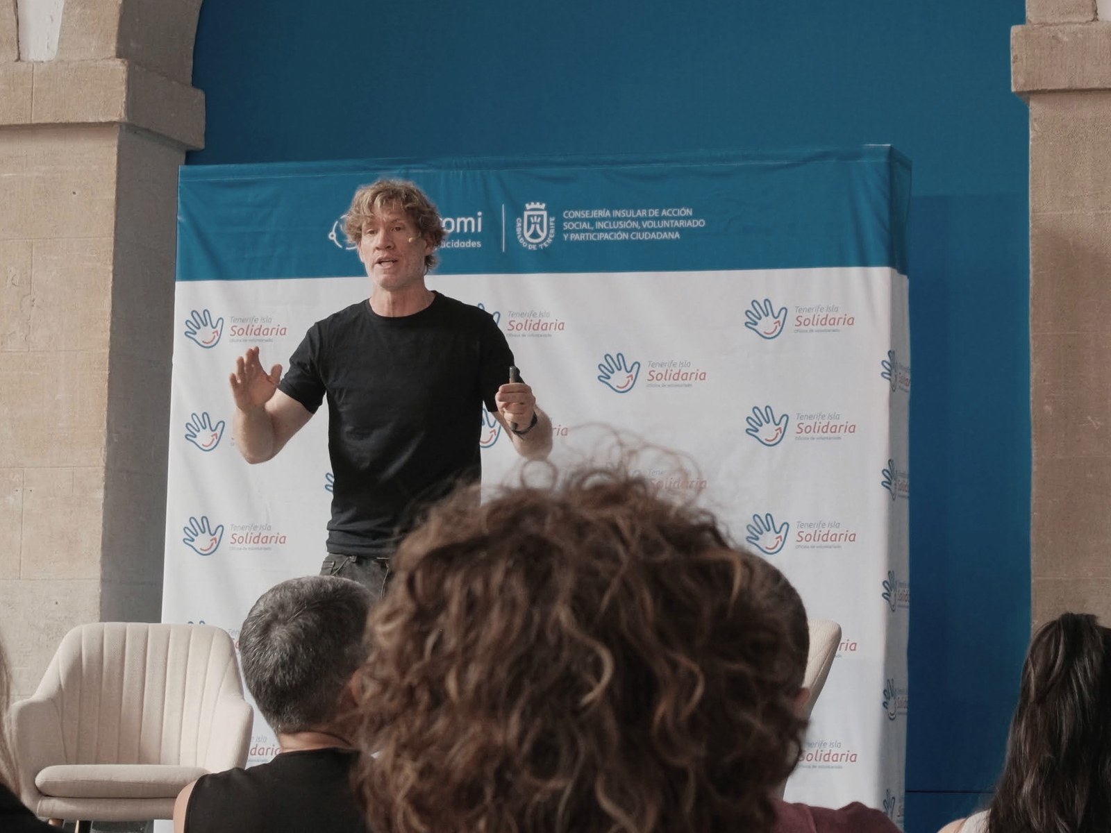 Juan Serantes dando una charla de pie ante el público en el Encuentro Comarcal de Voluntariado de Santa Cruz de Tenerife