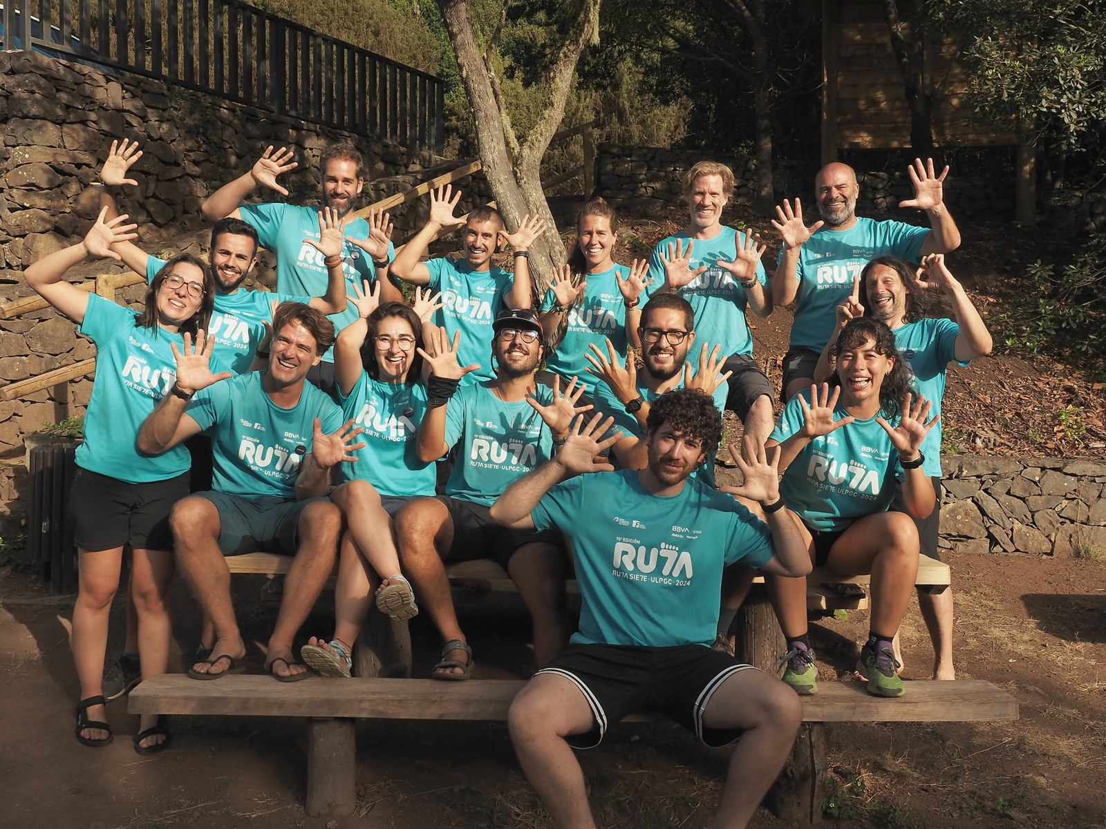 Equipo técnico de la décima edición de Ruta Siete, con las camisetas del Viaje, saludando con las manos abiertas
