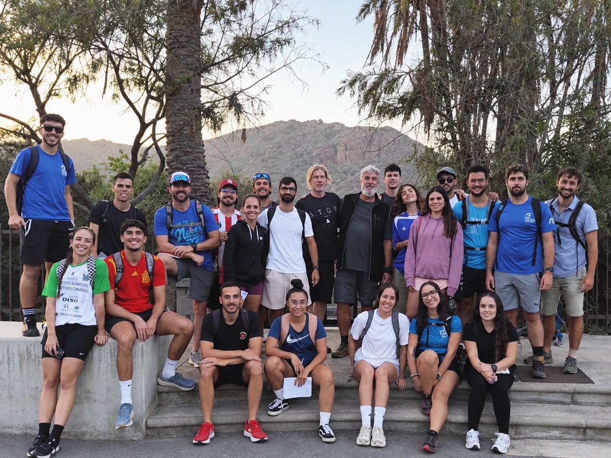 Juan Serantes con un grupo de alumnos en una salida al Jardín Botánico Canario Viera y Clavijo